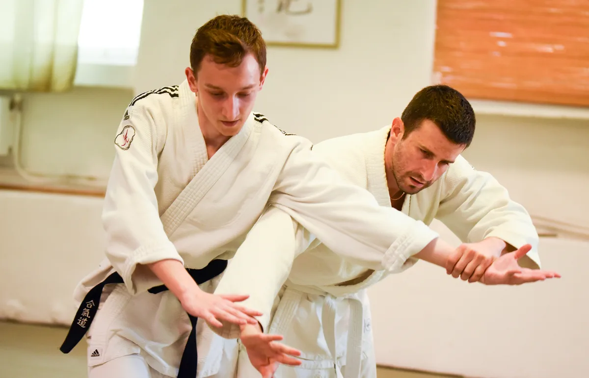 páros gyakorlás - egy gurítás előtti pillanat aikido edzésen
