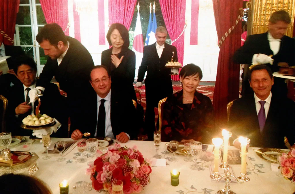 Vacsora az Elysée-palotában Shinzo Abe japán miniszterelnök tiszteletére (2014). Balról jobbra: Abe Shinzo, Francois Hollande, Abe Akie, Christian Tissier.