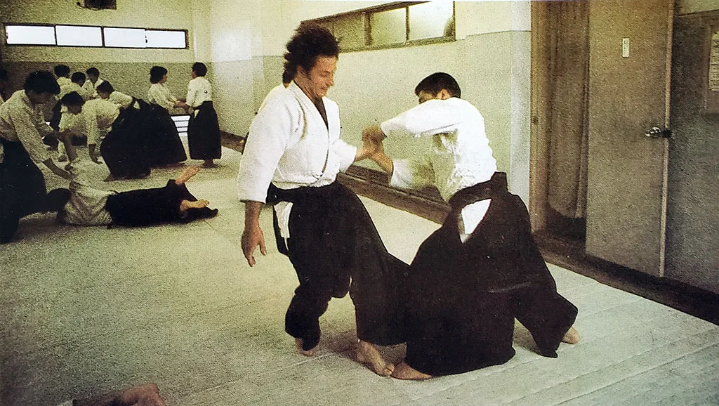 Christian Tissier és Miyamoto Tsuruzo gyakorolnak a dojo jobb hátsó sarkában, amely ma is népszerű az intenzív gyakorlást kedvelők körében.