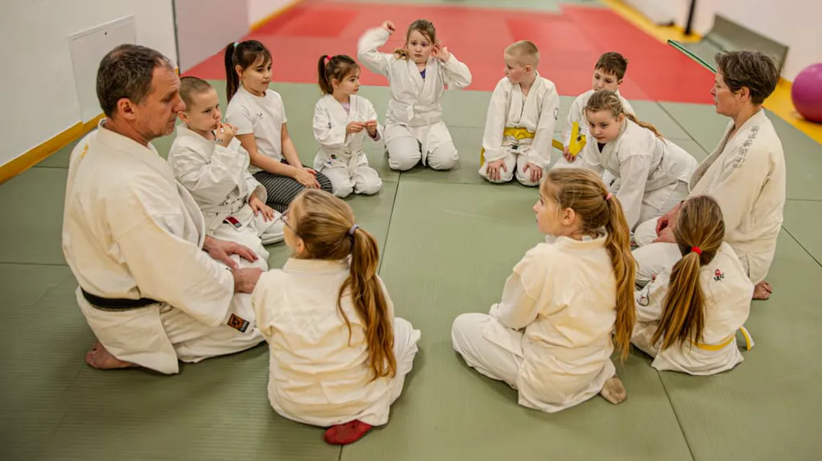 Albertisai Aikido edzésen a gyerekek körben ülnek, elmondják mi történt velük aznap.