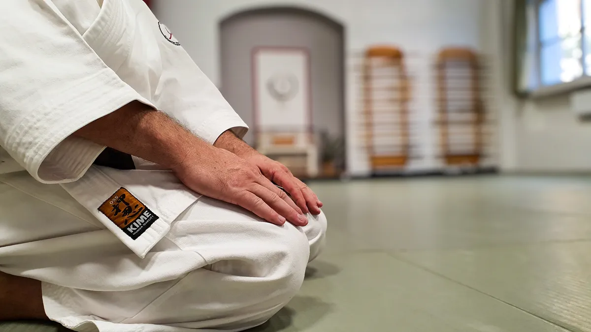 Reggel Budapesten a dojoban seizaban ülök edzés előtt