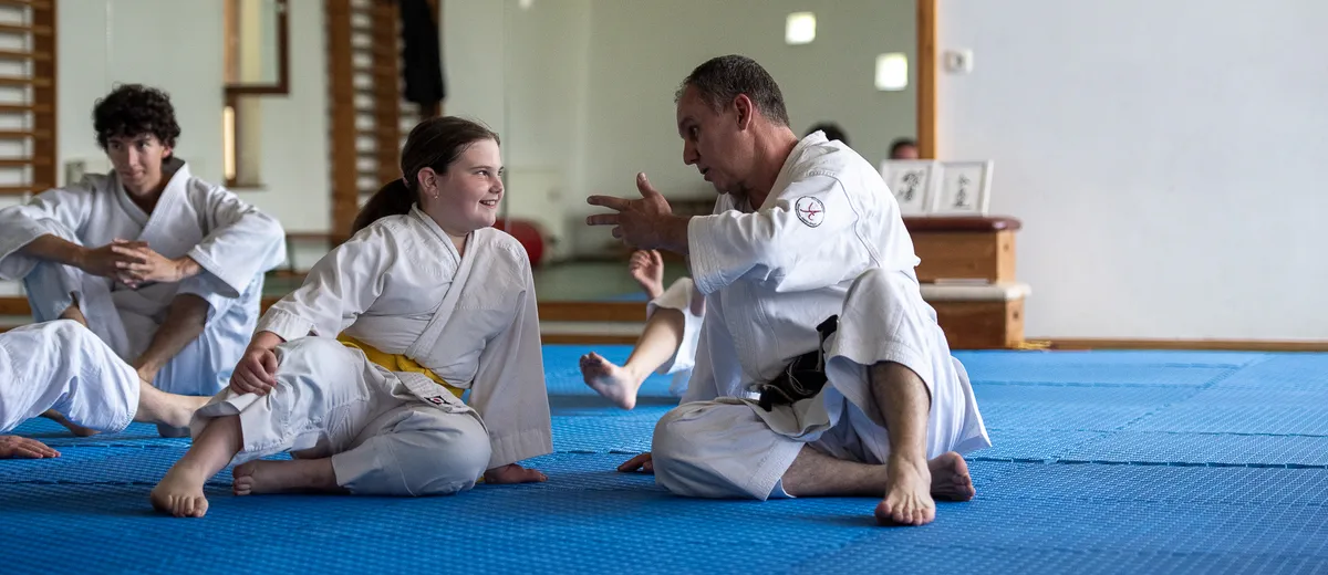 Aikido gyakorlás Újkígyóson a tornateremben