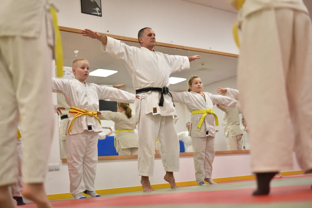 Yi Jin Jing Qigong gyakorlat: oldalsó nyújtózkodás