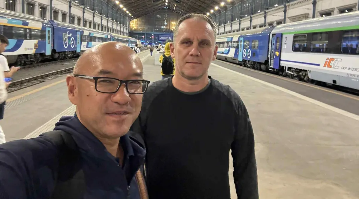 Kuroki mester érkezése a nyugati pályaudvarra