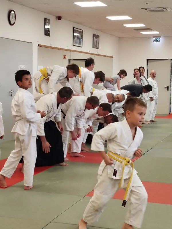 Gyerekek jó hangulatú aikido edzésen a tatamin