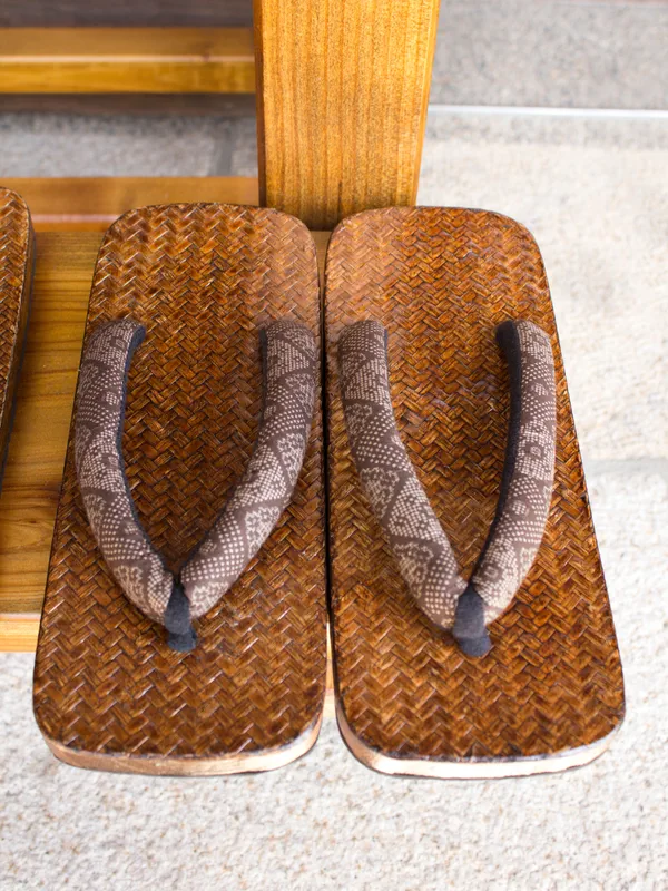 Megfordított papucsok a dojo tatami szélén