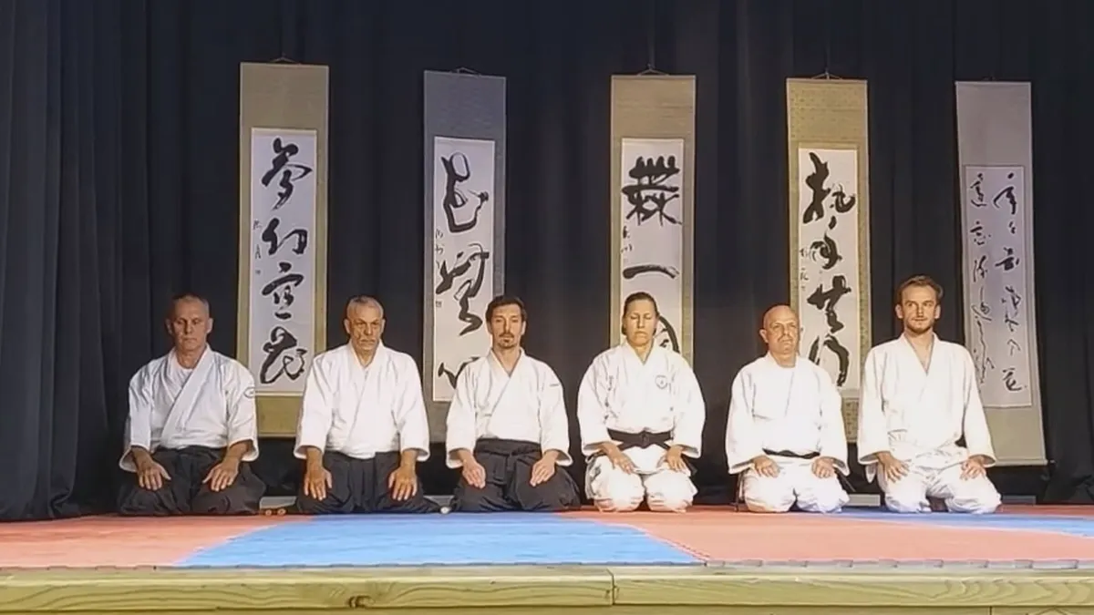A Yurusu Aikido csapata seizában a színpadon „A Felkelő Nap Útja” találkozón, Hajdúszoboszló