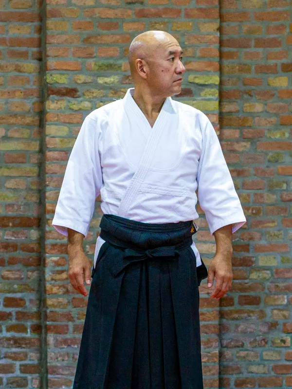 Takashi Kuroki Sensei watching the training at the Budapest seminar